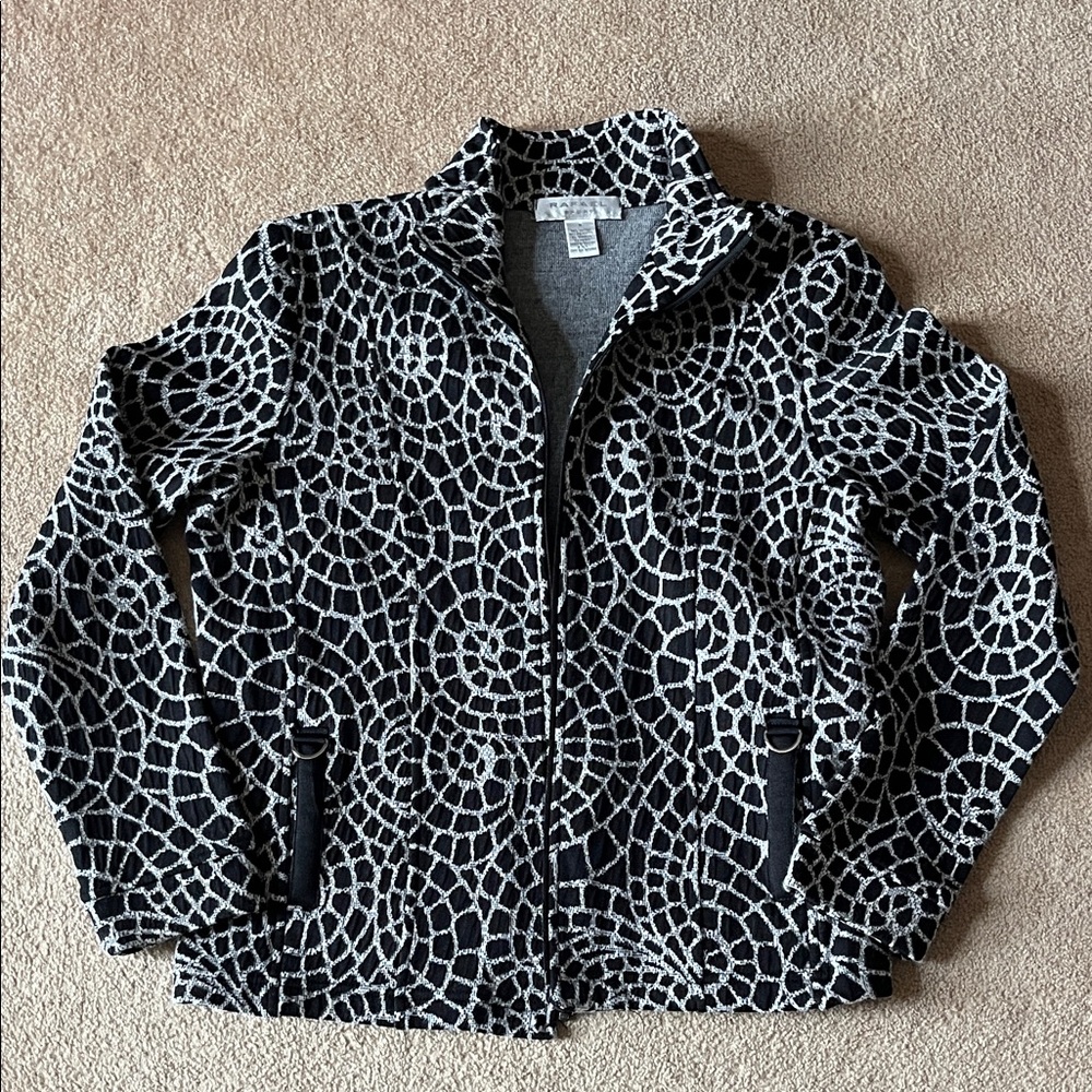 Women’s RAFAEL Black and White design zip front jacket, Sz. M.  2 front pockets!